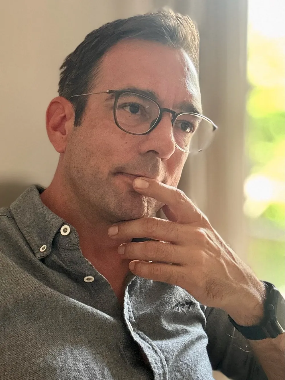 Thomas Kohns im Gespräch, nachdenklich